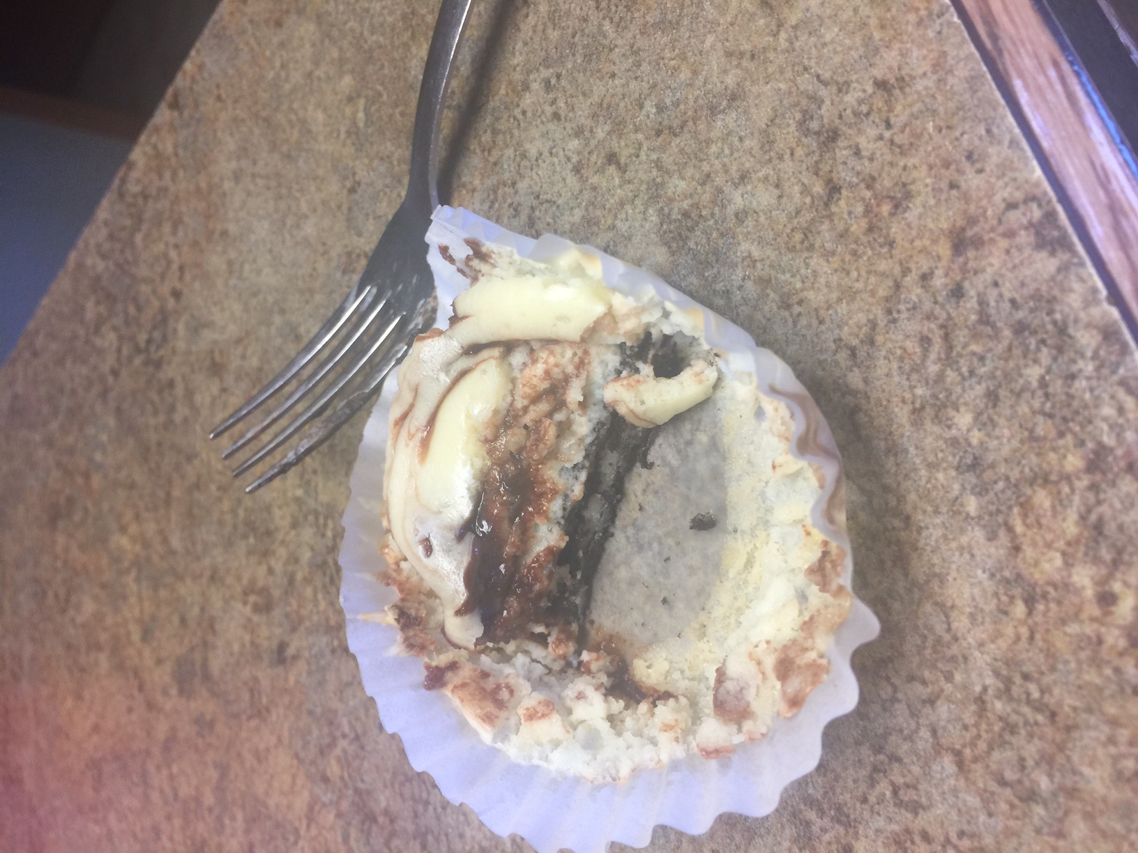 Fudge Swirled Oreo Bottom Cheesecake Cupcakes